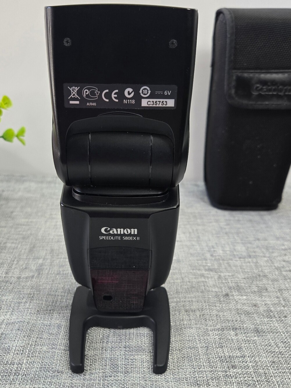 Canon Speedlite 580EX II Shoe Mount Flash with Soft Case & Stand - Picture 2 of 6